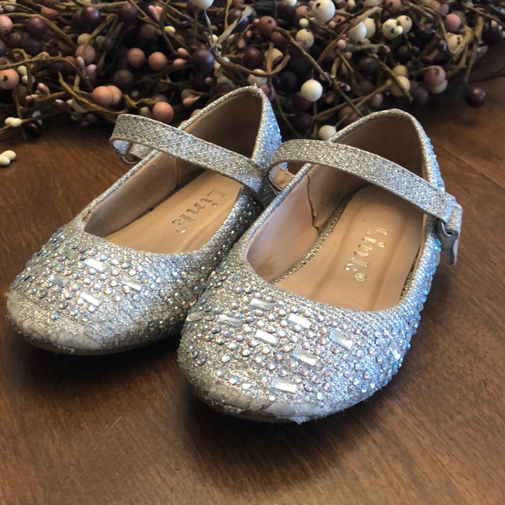 🍄Silver Rhinestone Dress Shoes Size 5!!!